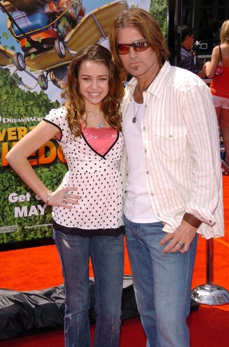 Miley Cyrus i jej ojciec Billy Ray Cyrus na premierze animacji 'Skok przez płot' w 2006 roku