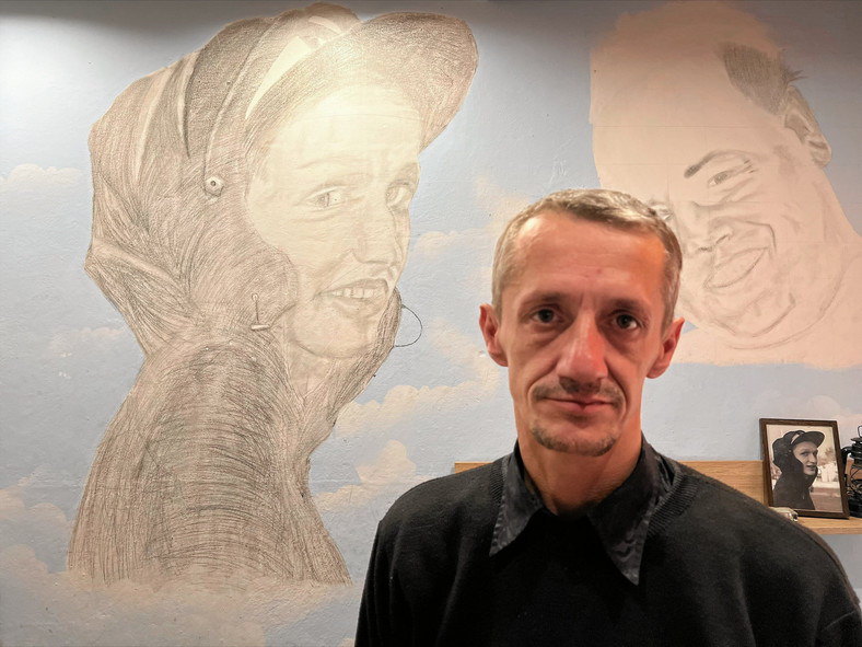Artur Czerniejewski, ojciec zastrzelonego 21-latka, w mieszkaniu w Koninie namalował portret syna oraz jego tragicznie zmarłego przyjaciela 