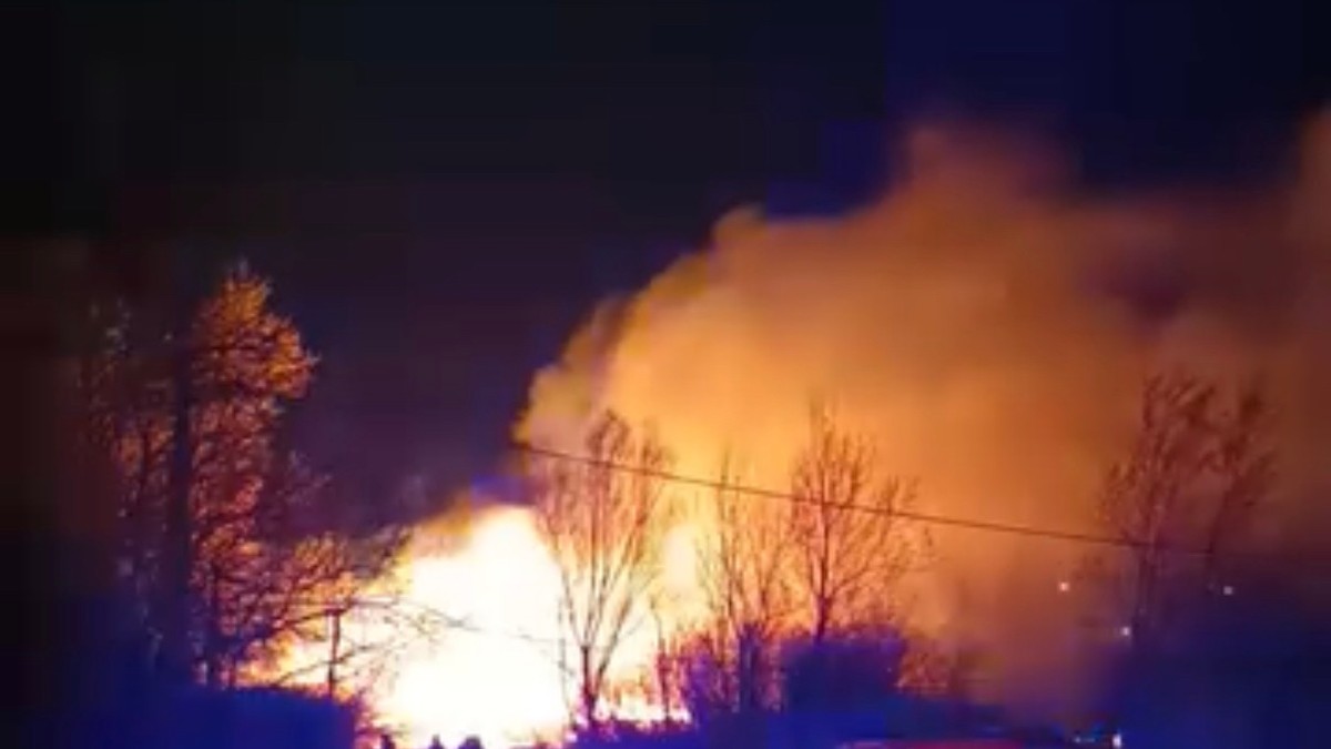 Prve slike velikog požara na Novom Beogradu: Vatra progutala splav, čule se detonacije