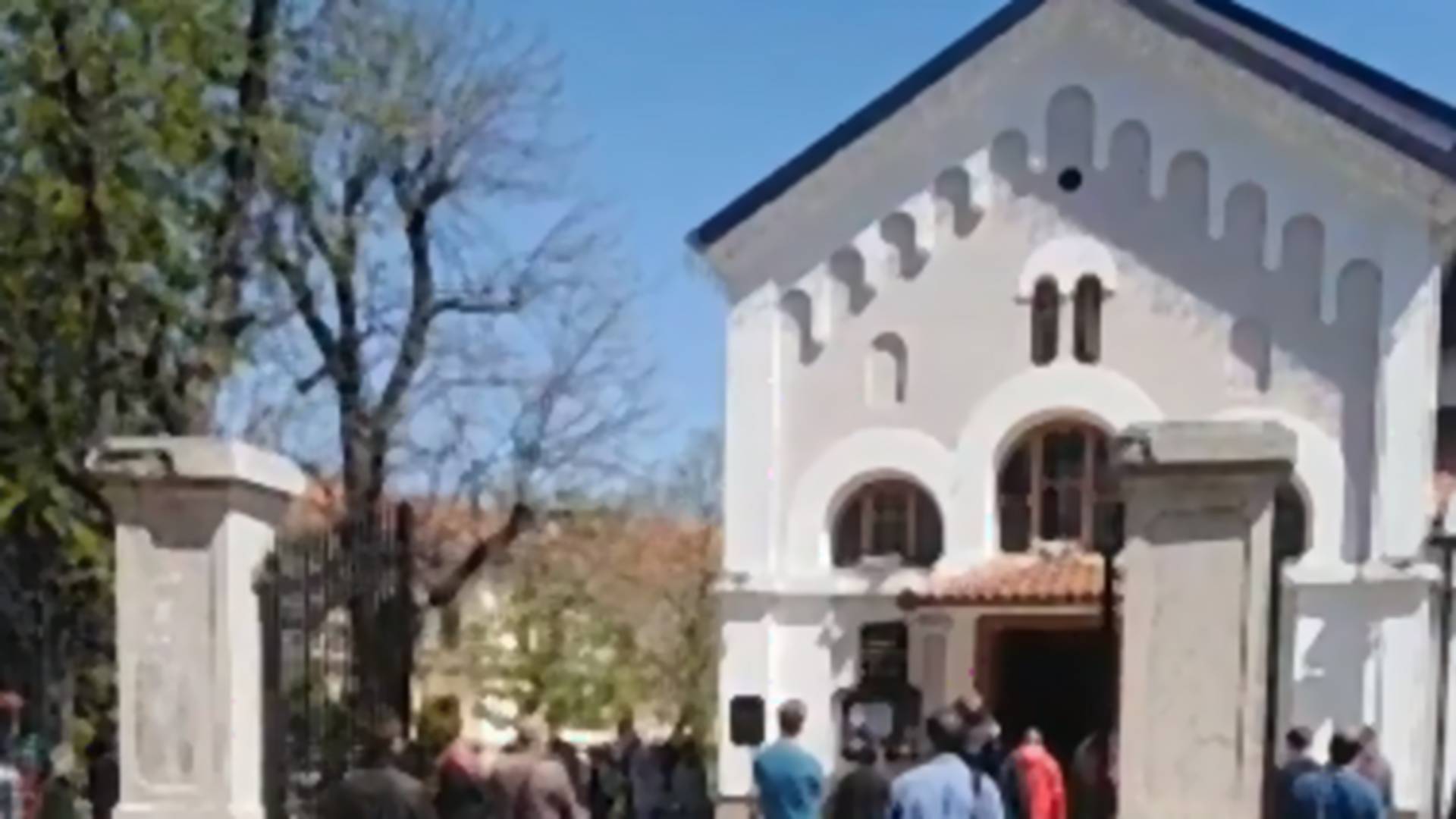 Uprkos apelima i savetima struke, veliki broj Srba odlazi na Veliki petak u crkve i šeta po gradu