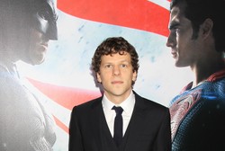 Jesse Eisenberg pomiędzy Batmanem a Supermanem [ZDJĘCIA]