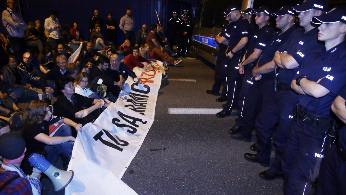 3,5 tys. osób uczestniczyło w kulminacyjnym momencie wczorajszych protestów - poinformował dziś rzecznik Komendy Stołecznej Policji podkom. Sylwester Marczak. Zdaniem policji, protesty przebiegły spokojnie.