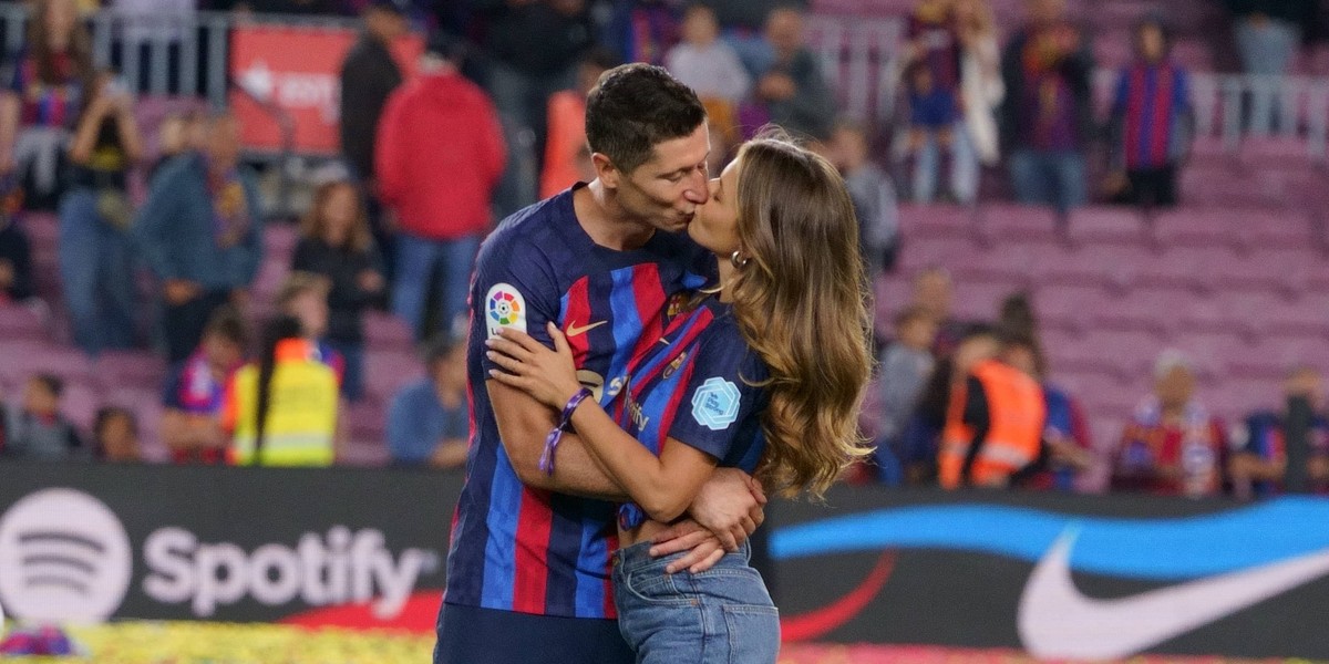 Robert Lewandowski świętował z żoną na Camp Nou. 