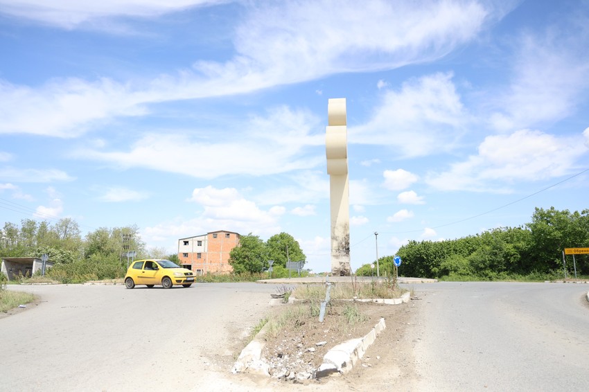 Betonski krst u koji je udario mladić (19)