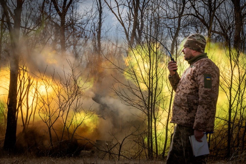 Ukrajinska vojska puca na ruske položaje kod Bahmuta 25. marta