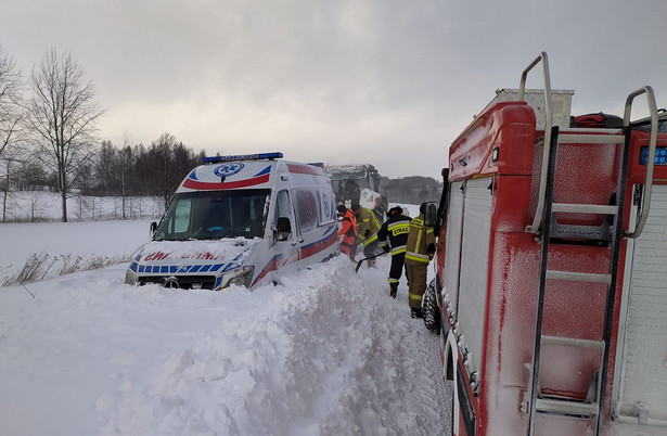 Karetka pogotowia zakopana w zaspie śniegu