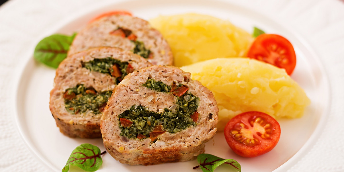 Do mielonego mięsa warto dodać kolorowe warzywa, wówczas pieczeń pięknie wygląda na talerzu.
