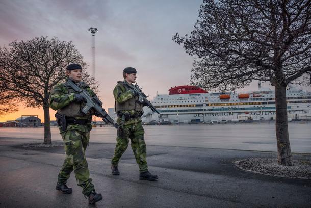 Żołnierze patrolują okolice portu w Visby, 13 stycznia 2022 r.