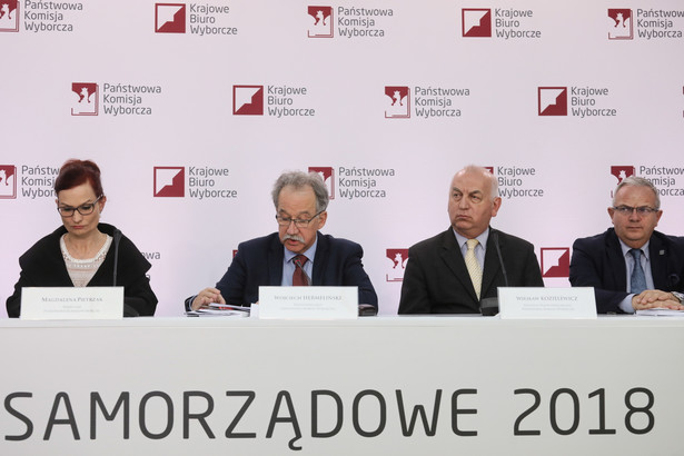 Warszawa, 24.10.2018. Przewodniczący PKW Wojciech Hermeliński (2L) oraz członkowie komisji PKW: szefowa Krajowego Biura Wyborczego Magdalena Pietrzak (L), sędzia Sądu Najwyższego Wiesław Kozielewicz (3L), sędzia SN Krzysztof Strzelczyk (P) podczas konferencji prasowej w Państwowej Komisji Wyborczej, nt. zbiorczych wyników wyborów wójtów, burmistrzów i prezydentów miast, 24 bm. (cat) PAP/Paweł Supernak