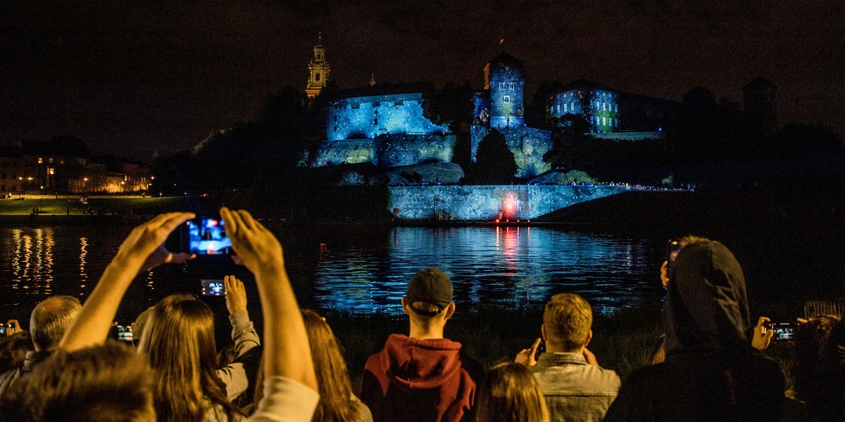 Zapierająca dech w piersiach projekcja na Wawelu. To zapowiedź popularnego serialu! 