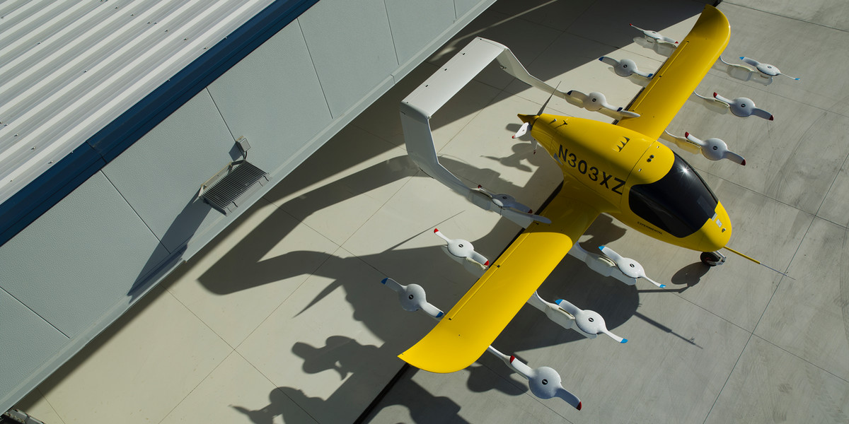 Startup Kitty Hawk rozwija w tym momencie dwa modele latających samochodów. Ten na zdjęciu ma w przyszłości stać się podniebną taksówką. Będzie w stanie latać nawet 180 km/h i pokonać na jednym ładowaniu maksymalnie 100 km.
