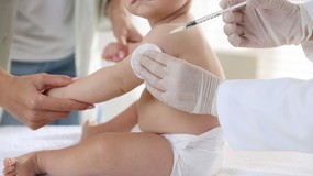 Ministerstwo znów kupuje stare szczepionki. Lekarze: dzieci bez ochrony przed najgroźniejszymi bakteriami