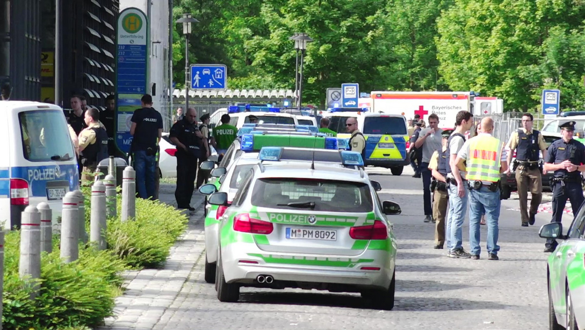 Niemiecka policjantka oraz dwie inne osoby zostały ciężko ranne podczas strzelaniny, do której doszło dziś na dworcu szybkiej kolei miejskiej (S-Bahn) w Unterfoehring pod Monachium. Sprawca ataku, 37-letni Niemiec wystrzelał cały magazynek, zanim został zatrzymany.