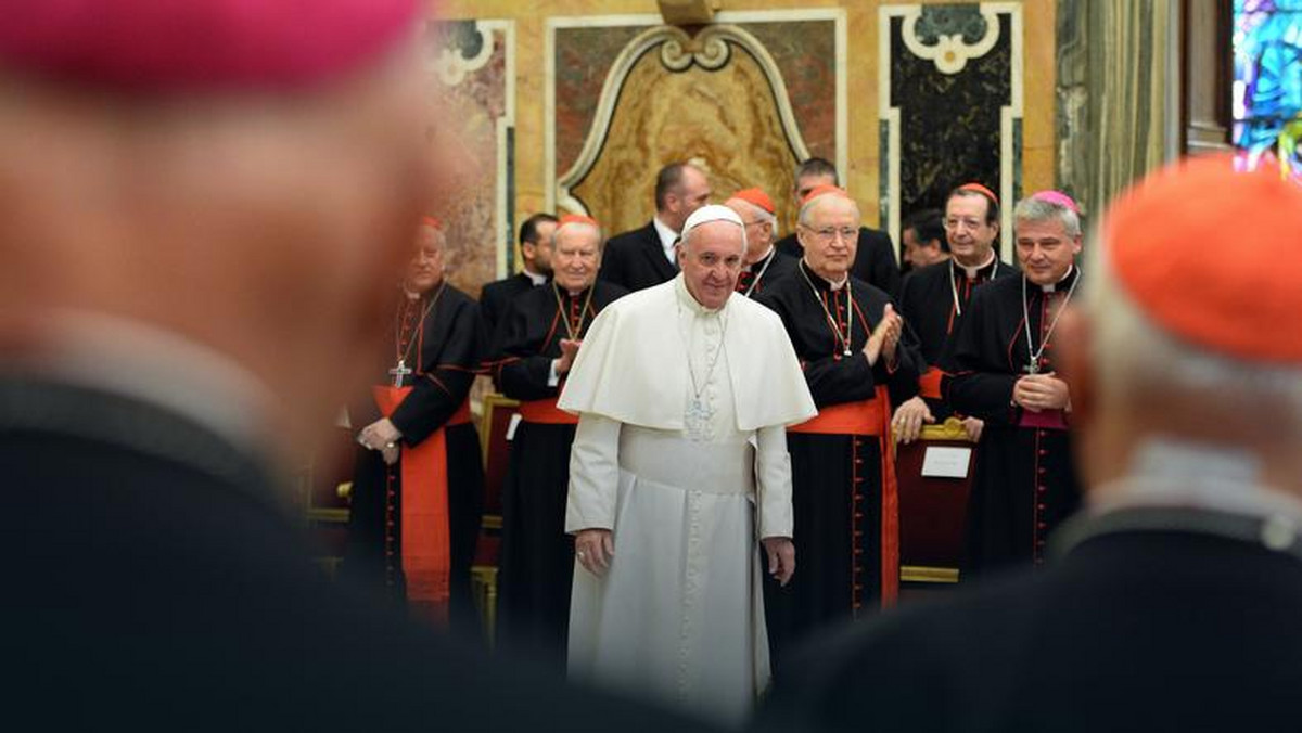 Podczas przedświątecznego spotkania z pracownikami Watykanu papież Franciszek przeprosił ich w poniedziałek za skandale, do jakich doszło za Spiżową Bramą. Zachęcił do modlitwy za tych, którzy je wywołali, aby powrócili na "właściwą drogę".