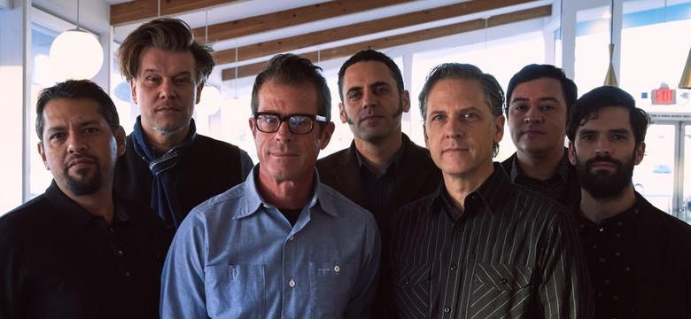 Calexico zapowiada nową płytę nagraniem "Under The Wheels". Posłuchaj