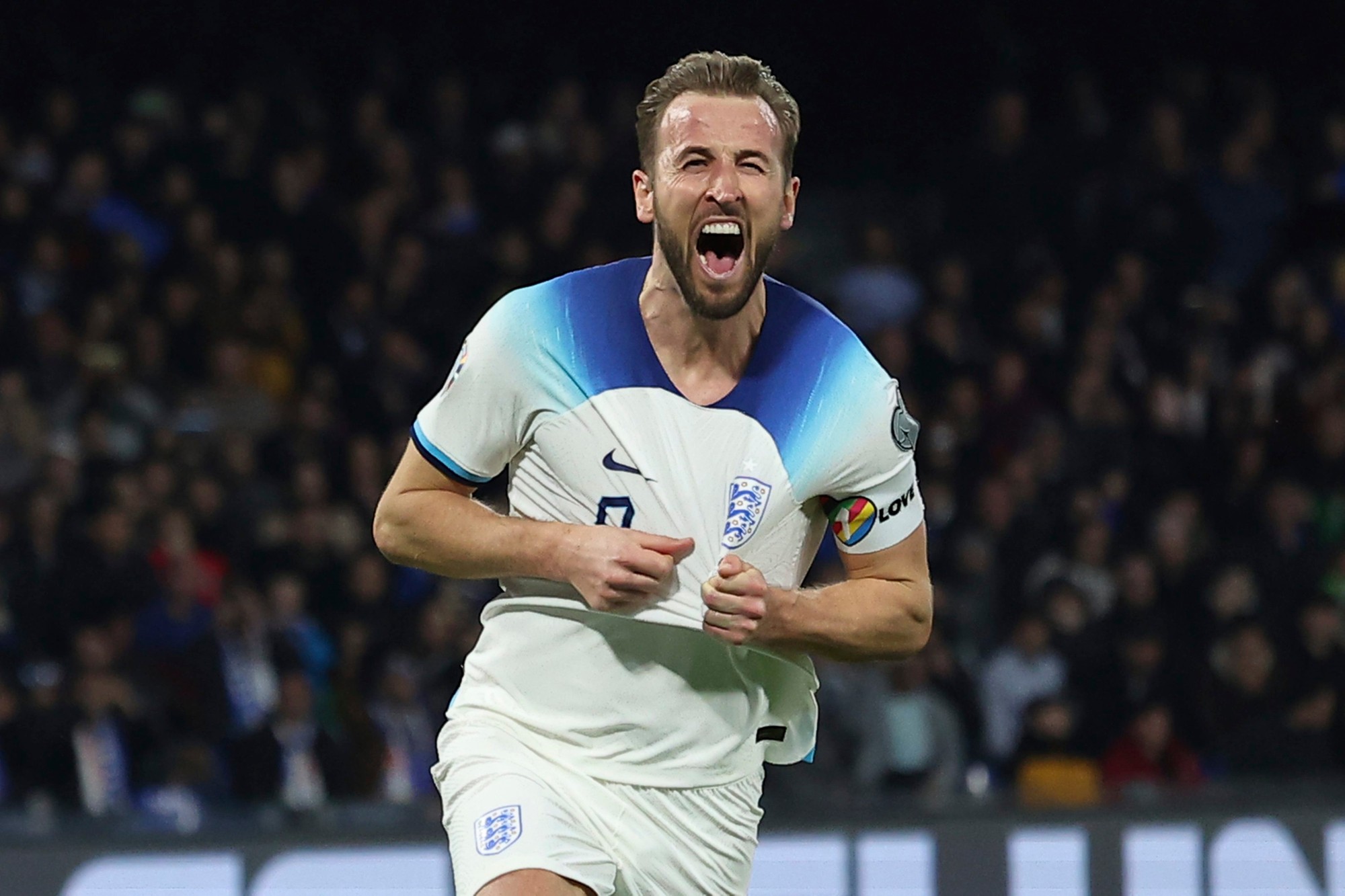 Anglický futbalista Harry Kane sa stal oficiálne novou posilou Bayernu Mníchov.