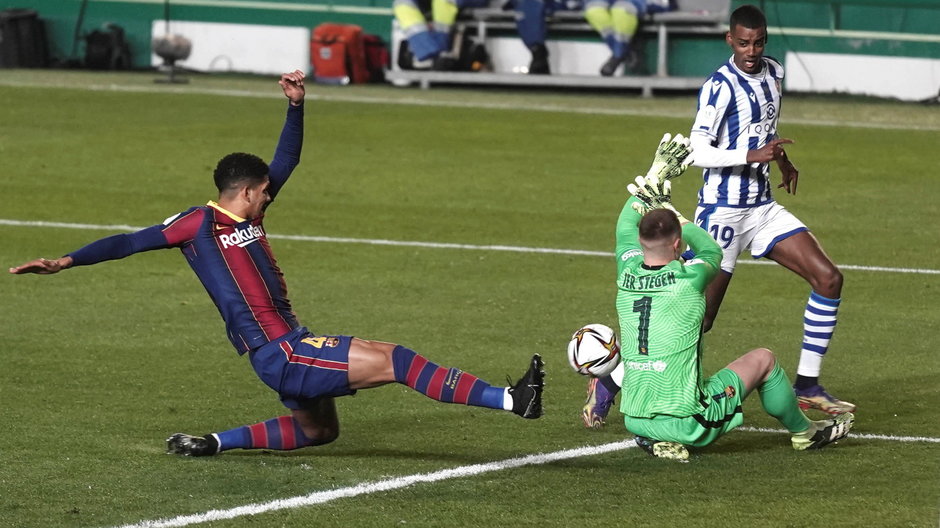 Ronald Araujo (po prawej) i  Marc-Andre Ter Stegen 