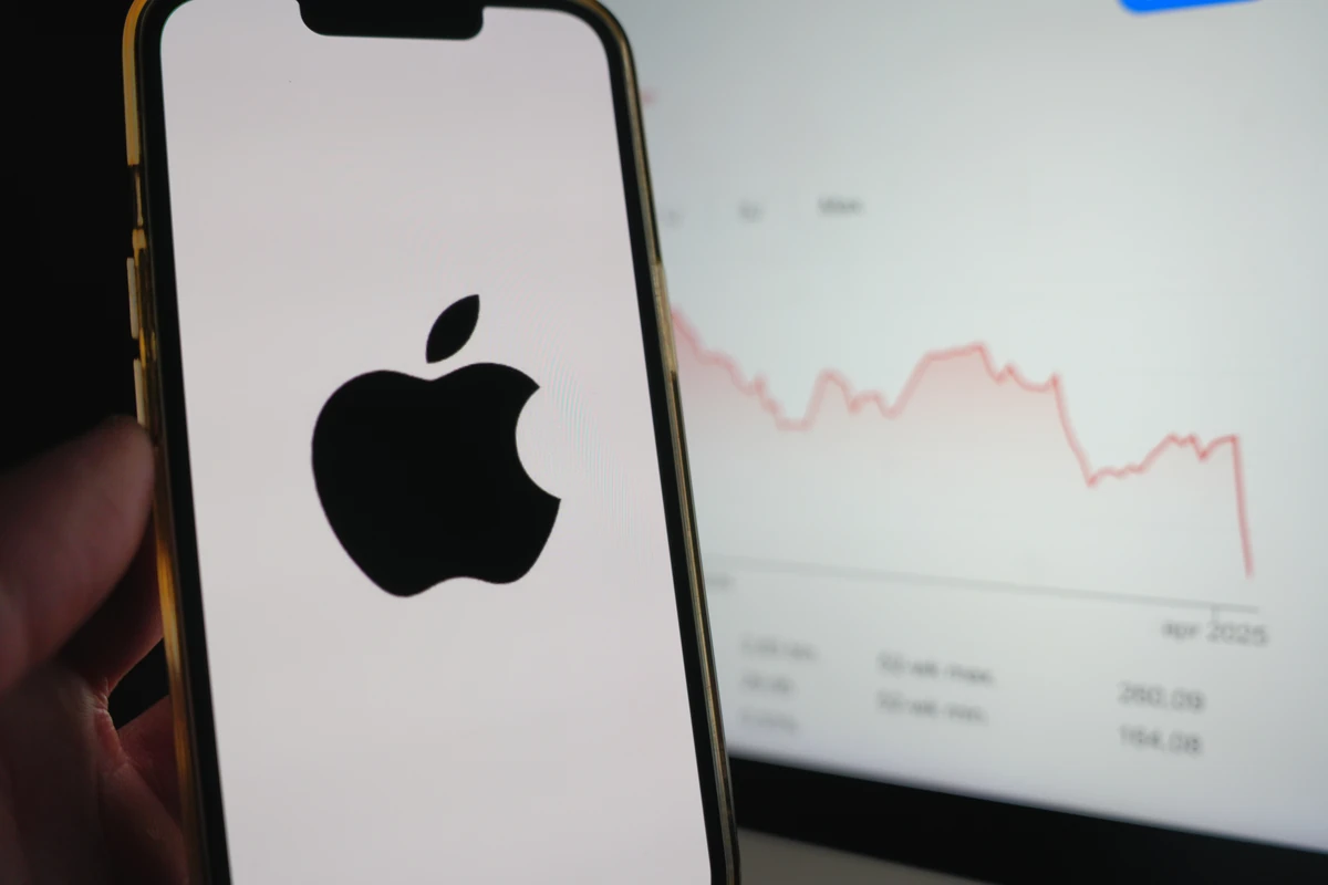 Trump&#39;s $700 Billion Loss: Apple Makes Crucial Decision
