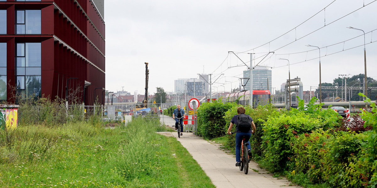 Rowerzyści poruszający się ulicą Jana z Kolna i Marynarki Polskiej korzystali m.in. chodnika wzdłuż torów tramwajowych. Ten chodnik nie jest jednak dostosowany do ruchu rowerowego.