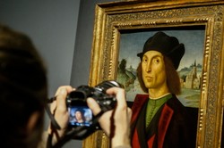 Jaki koronawirus? Tłumy przybywają na wystawę dzieł Rafaela w Rzymie