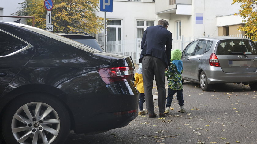 17 października, Warszawa. Minister podwiózł dzieci do przedszkola rządowym autem