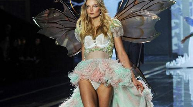 Mihalik Enikő vadítóan szexi volt a Victoria's Secret show-n!