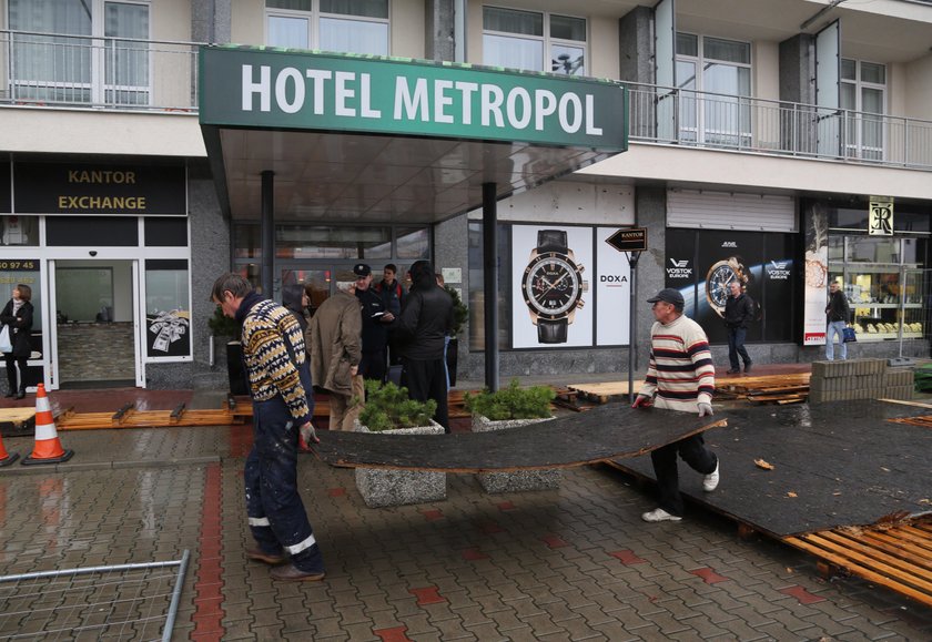 Zamieszanie przy hotelu Metropol. Skąd te ogrodzenie?