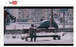 Chłopiec nie ma kurtki i trzęsie się z zimna. Czy ktoś mu pomoże? [WIDEO]