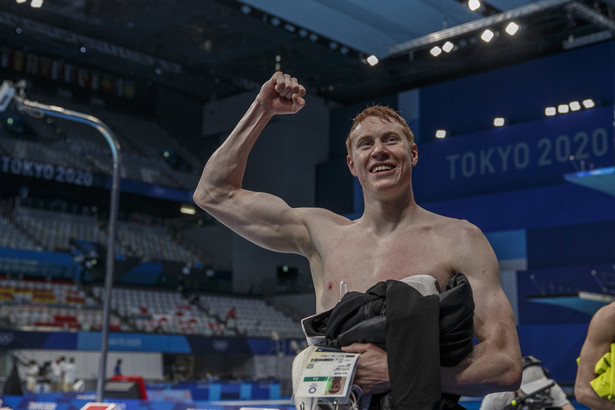 Brytyjczyk Tom Dean celebrujący zwycięstwo w wyścigu sztafetowym 4x200 m st. dowolnym w igrzyskach w Tokio