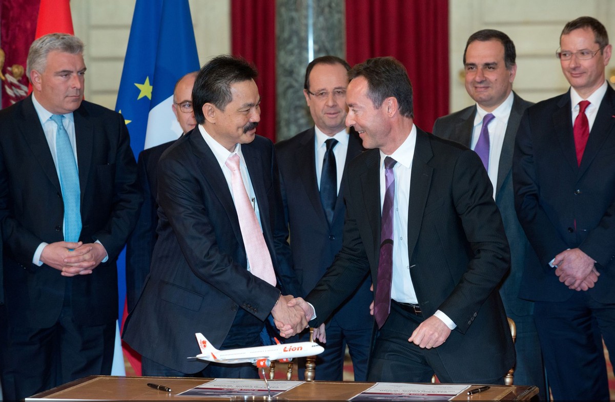 Rusdi Kirana szef PT Lion Mentari Airlines (L) po prawej Fabrice Bregier, szef Airbus SAS, a pomiędzy nimi prezydent Francji Francois Hollande.