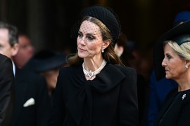 Svi gledaju kako se Kejt Midlton PONAŠA prema Čarlsu i Megan ovo ne bi uradila ni za 100 života - BLAM JU JE! Snimak sa SAHRANE koji mnogo govori o odnosu kralja i princeze