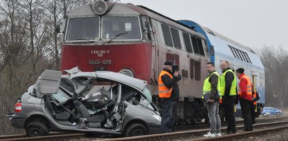 Osobówka wjechała pod pociąg. Kierowca zginął na miejscu