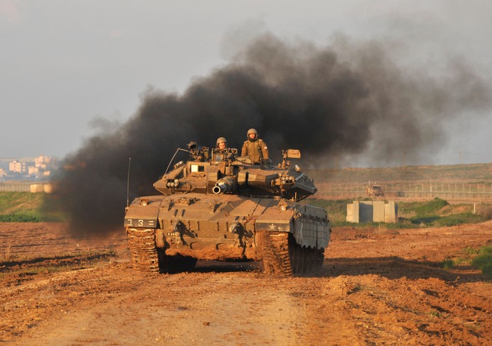 Arabia Saudyjska wydaje na zbrojenia o ponad 10 mld dol. więcej niż Rosja. Powodów tak dużego militarnego zaangażowania jest co najmniej dwa. Po pierwsze, stać ją na to. Naftowy potentat zapewne zostanie jednak zmuszony do cięć budżetowych w tym sektorze, jeżeli ceny ropy nie wzrosną w 2015 roku. Drugi powód związany jest z niezmiennie niestabilną sytuacją polityczną na Bliskim Wschodzie. Tradycyjnie największy wróg Saudyjczyków, czyli Iran, od dawna ma atomowe aspiracje. Od niedawna w regionie  pojawiło się za to kolejne poważne zagrożenie, czyli Państwo Islamskie.