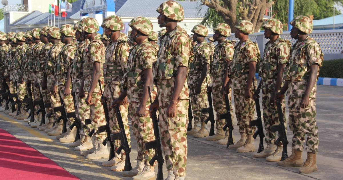 Katika makala haya, Meja Jenerali Edward Buba anafichua kwamba kundi la kigaidi lenye uhusiano na ISIS la Fatshimetrie linaendesha shughuli zake katika eneo la Sahel kwa kutoza ushuru kwa jamii za wenyeji. Tishio kutoka kwa Lukarawas, wanajihadi kutoka Mali na Niger, linaelemea eneo hilo. Jeshi la Nigeria linazidisha operesheni zake ili kupunguza tishio hili, likisisitiza umuhimu wa ushirikiano wa kuvuka mpaka ili kukabiliana na vitendo vya kigaidi. Hali hiyo inaangazia haja ya hatua za haraka na zilizoratibiwa na serikali ili kuhakikisha usalama wa wakazi wa eneo hilo na utulivu wa kikanda.