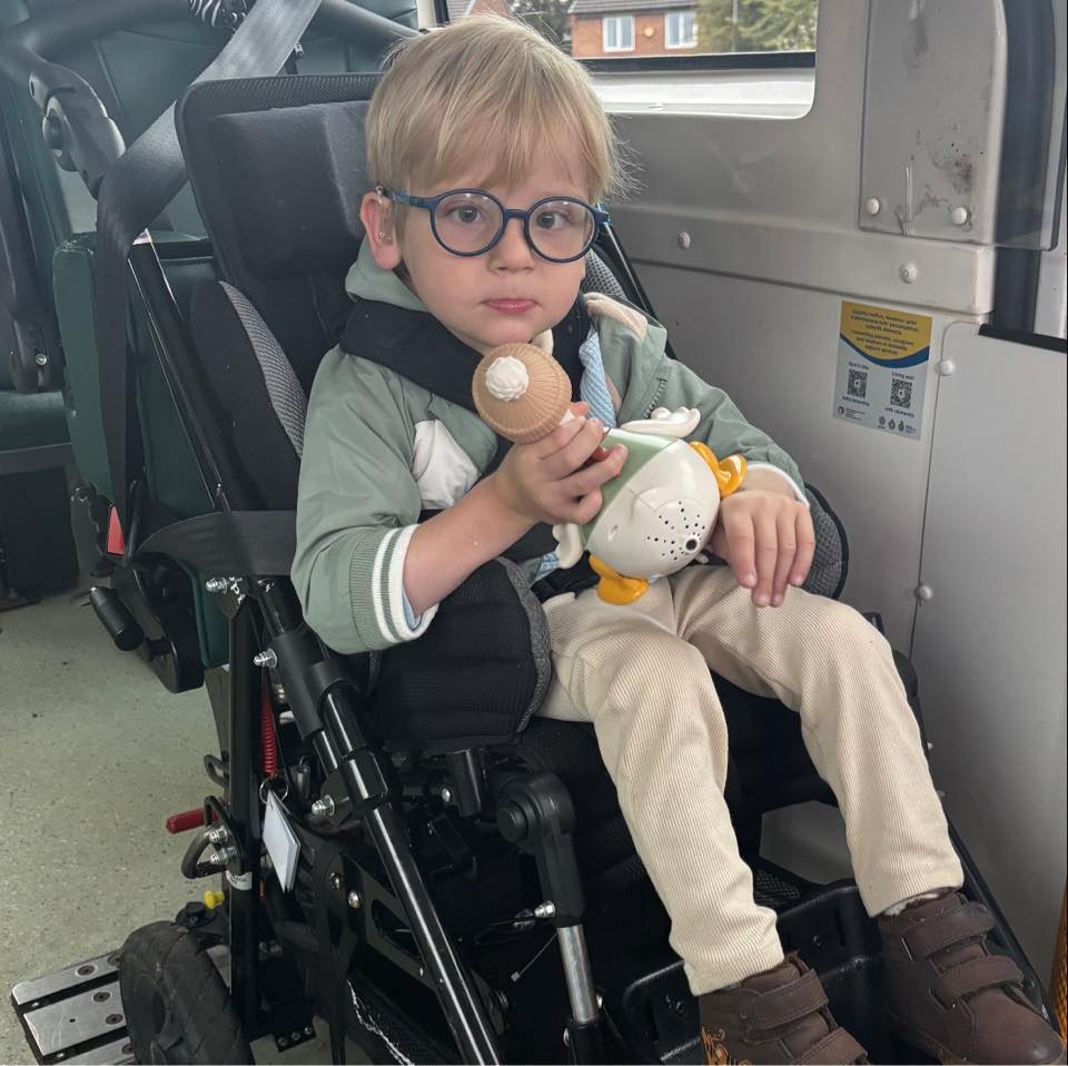 Myles Hughes (6) trpí vzácnym ochorením. 