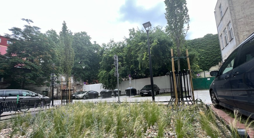 Mieszkańcy zyskali miejsca postojowe, zieleń, ławki i estetyczne kubły na śmieci