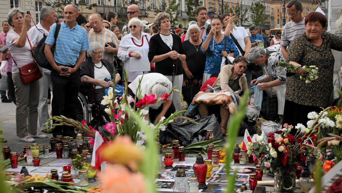 Głównym punktem obchodów I rocznicy katastrofy smoleńskiej w Warszawie będzie uroczystość na Cmentarzu Wojskowym na Powązkach. Popołudniu w archikatedrze św. Jana odbędzie się msza z udziałem m.in. prezydenta, premiera i rodzin ofiar - informuje tvnwarszawa.pl.