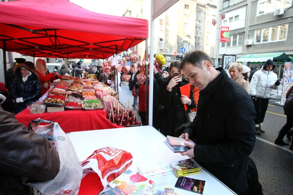 Gradonačelnik Siniša Mali kupio nekoliko knjiga i podržao akciju "Beogradski čitač"