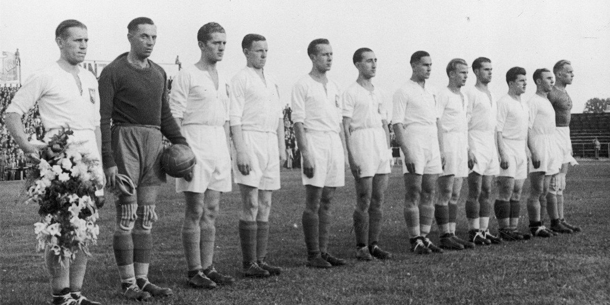 Reprezentacja Polski przed meczem z Węgrami na Stadionie Wojska Polskiego w Warszawie, 27 sierpnia 1939 r.