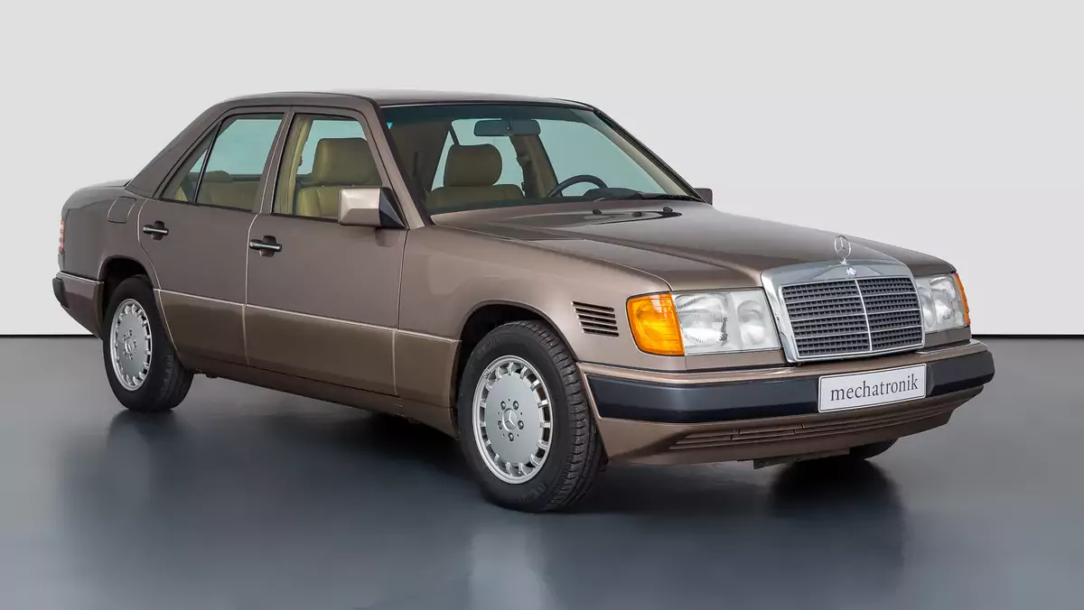 Mercedes 300 D z przebiegiem 384 km