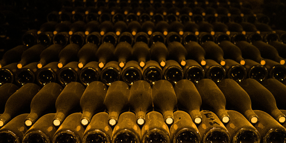 Kilkadziesiąt butelek niezwykle drogiego wina grand crus zniknęło z paryskiej restauracji