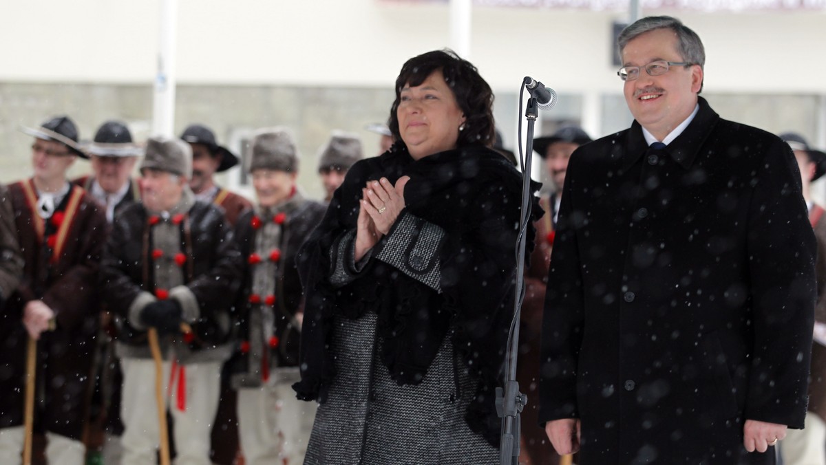 Prezydent Bronisław Komorowski z małżonką Anną spotkał się we wtorek po południu z mieszkańcami Wisły w Beskidzie Śląskim. Gorąco pozdrawiany przez Wiślan odwzajemnił się im zapewnieniem, że będzie częstym gościem.