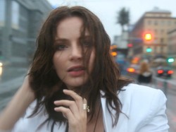 Zobacz, jak piękna i niebezpieczna Anna Dereszowska śpiewa o seksapilu