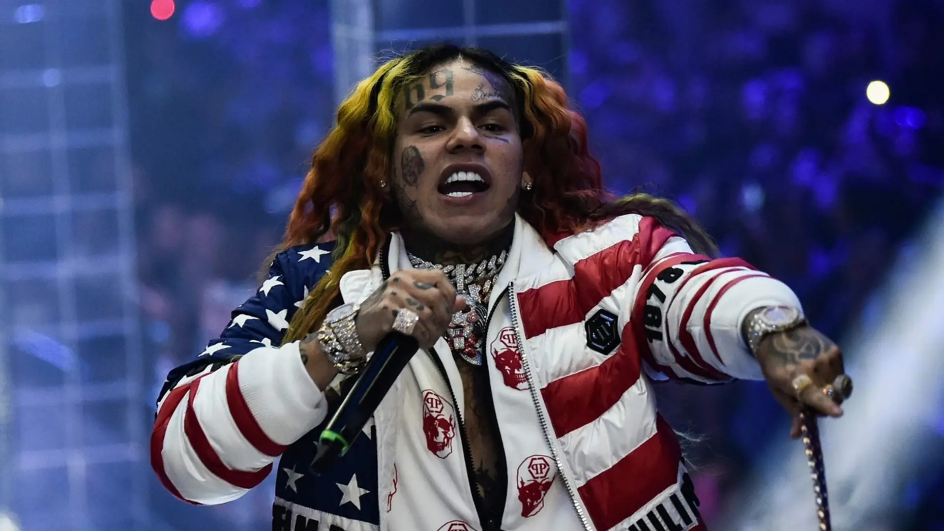 6ix9ine pozdrawia z aresztu. Jest pierwsze zdjęcie rapera zza krat