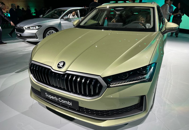 Nowa Skoda Superb w nadwoziu kombi i metalizowanym lakierze ice tea yellow ustawiona na 19-calowych kołach wygląda super