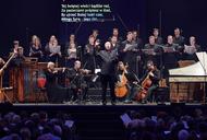 Paul McCreesh dyryguje brytyjskim zespołem Gabrieli Consort & Players podczas finałowego koncertu festiwalu Actus Humanus Nativitas w Gdańsku, 15 grudnia 2019 r.