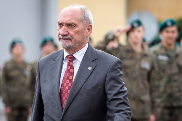 Macierewicz MON