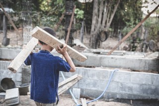 Dzieci cudzoziemców mogą legalnie pracować w Polsce. Jakie wymogi muszą spełnić?