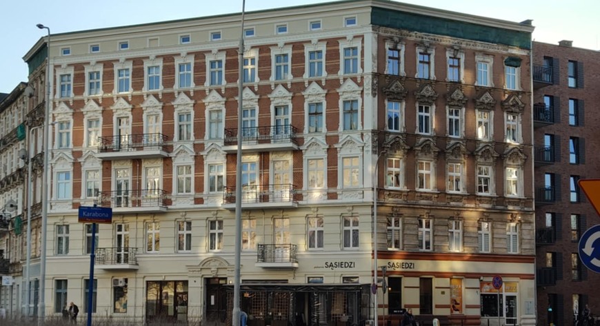 Właśnie zakończyły się prace nad elewacją frontową z balkonami przy ul. Wrocławczyka 3. 