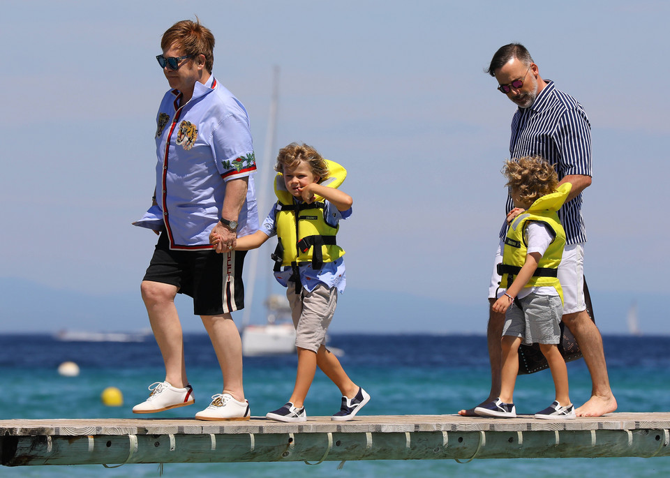 Elton John z mężem i synami na wakacjach
